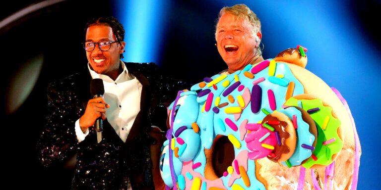 Le chanteur masqué annule les interviews post-finales de John Schneider après avoir menacé Biden