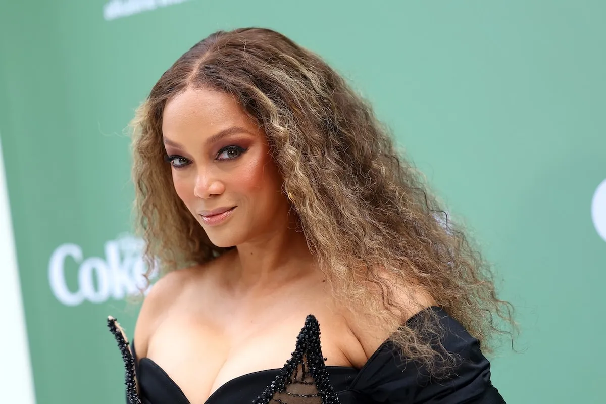 Portant une robe noire, Tyra Banks Smize sur le tapis rouge au 2025 Essence Black Women in Hollywood Awards