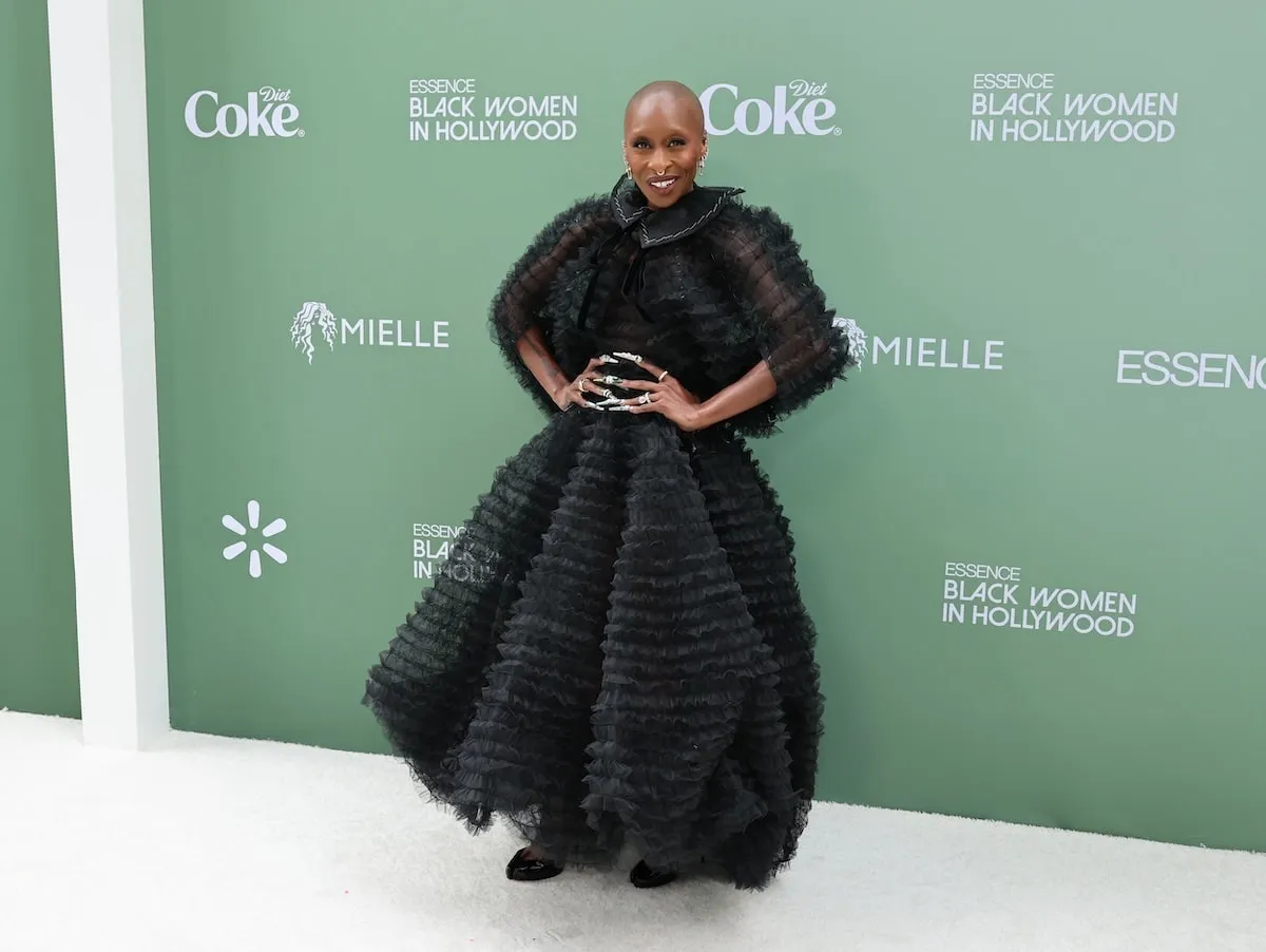 Vêtue d'une robe noire, Cynthia Erivo sourit aux caméras aux 2025 Essence Black Women in Hollywood Awards