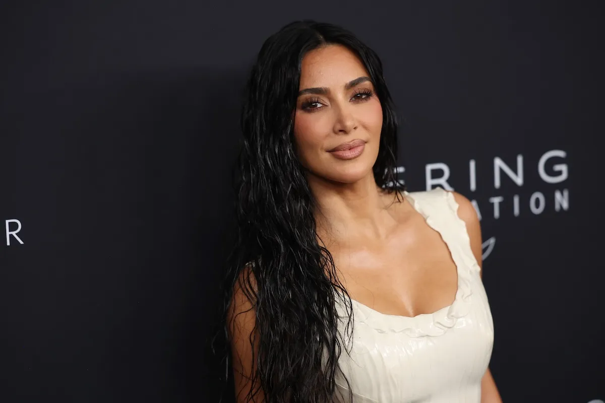 Kim Kardashian porte une robe blanche.
