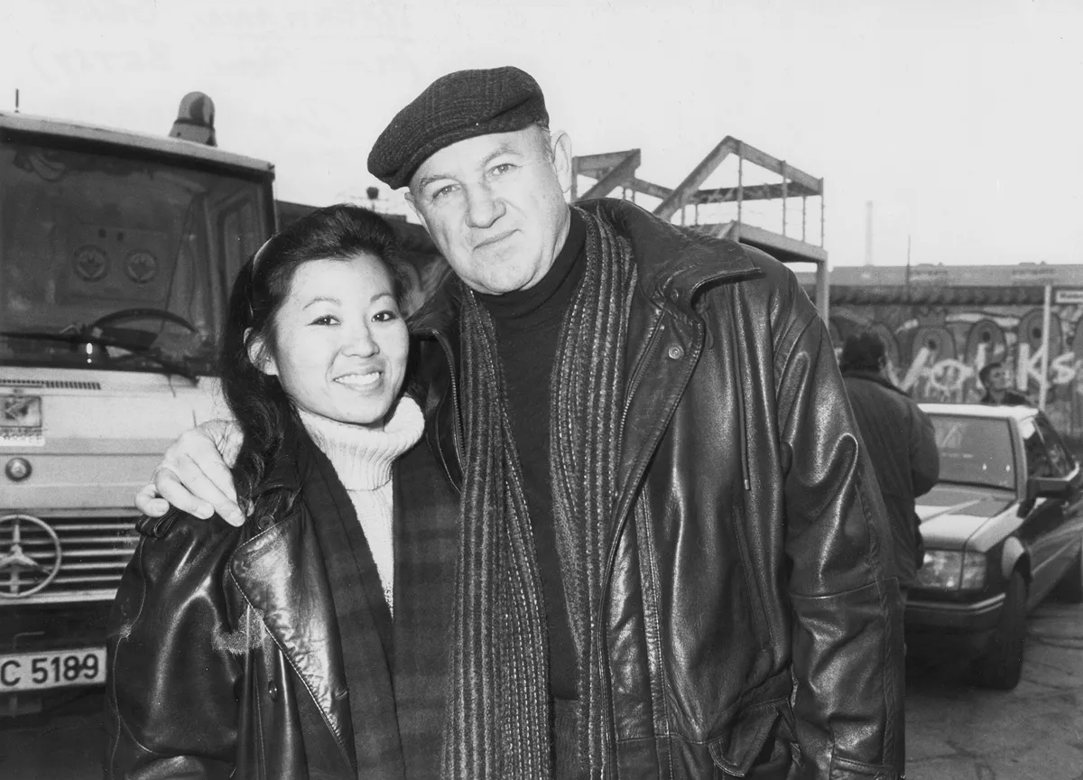 Gene Hackman et Besty Arakawa posent ensemble en 1989. La photographie est en noir et blanc.