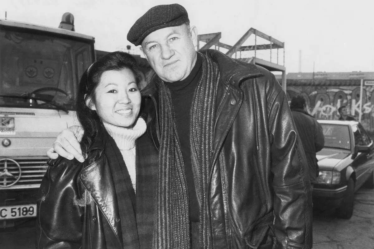 Gene Hackman, dont le neveu refuse de spéculer sur la mort, avec sa femme Betsy Arakawa