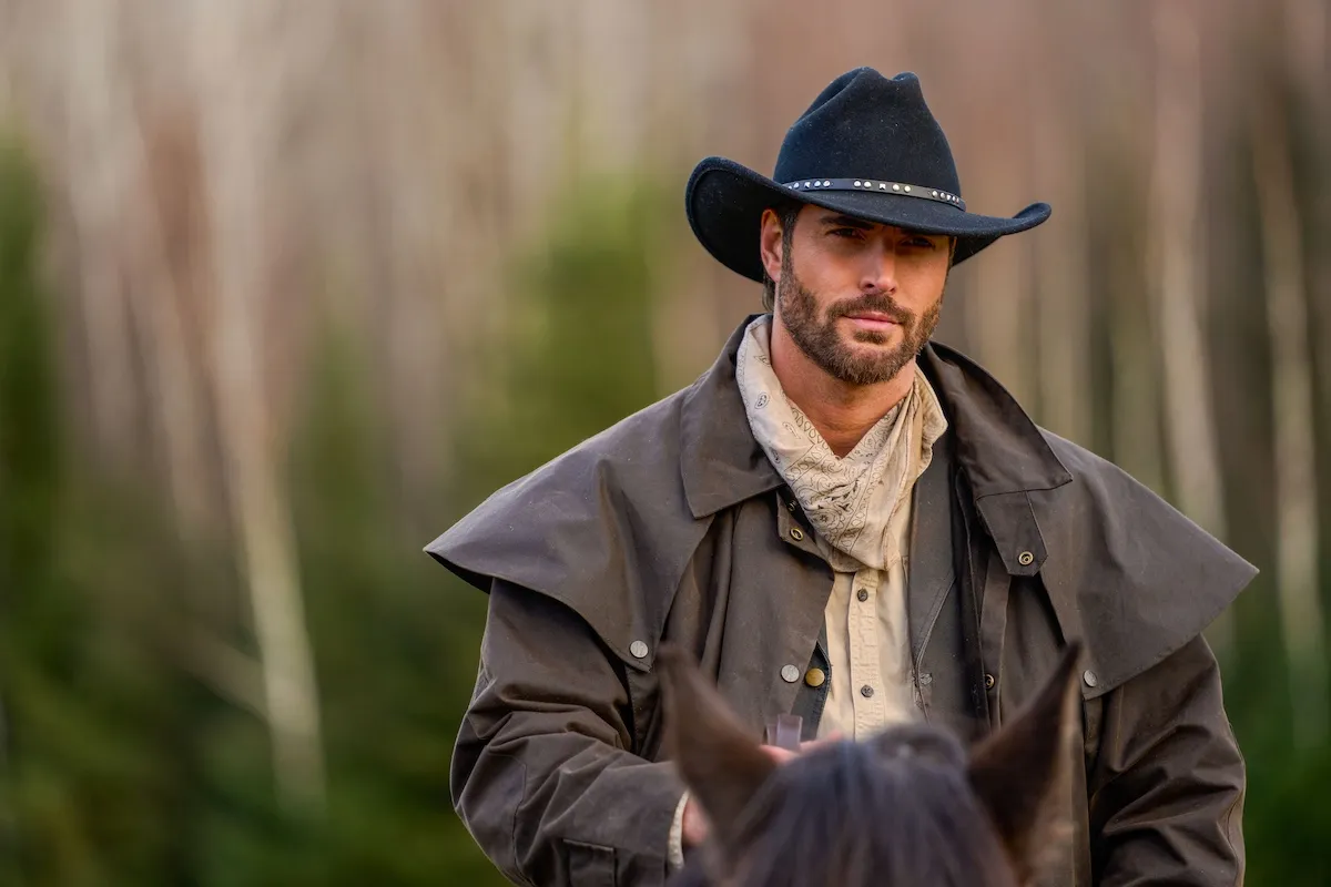 Nick Bateman, portant un chapeau de cowboy, dans `` When Hope appelle 'la saison 2