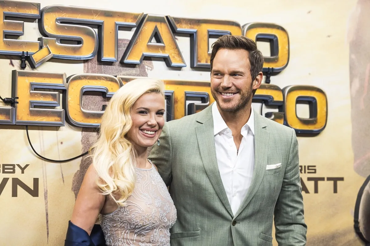 Debout sur le tapis rouge, Millie Bobby Brown et Chris Pratt sourient lors de la première de 