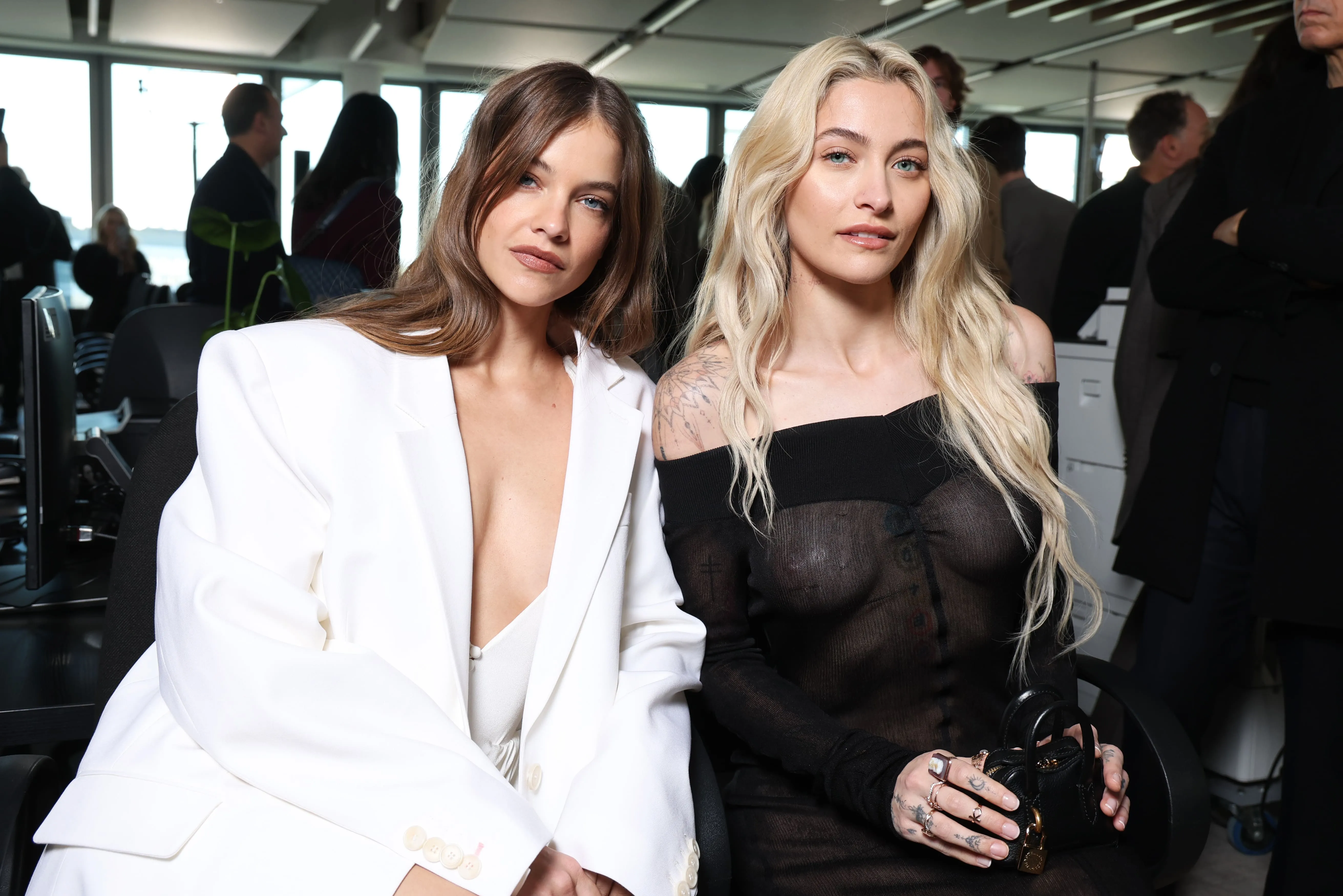 Portant une robe noire transparente, Paris Jackson est assis avec la mannequin Barbara Palvin avant le défilé de mode Stella McCartney en 2025