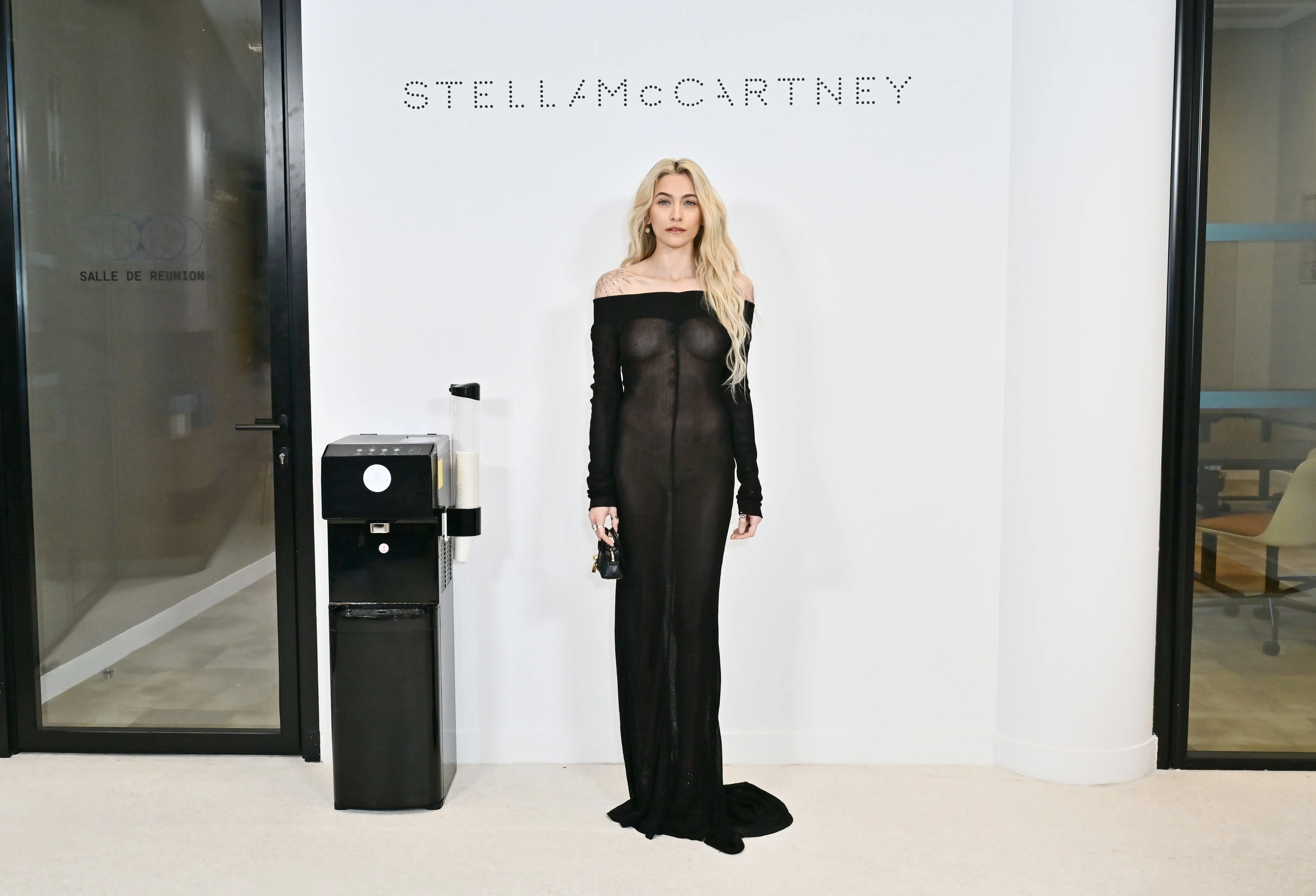 Portant une robe noire transparente, Paris Jackson pose pour les photographes avant le défilé de mode Stella McCartney en 2025