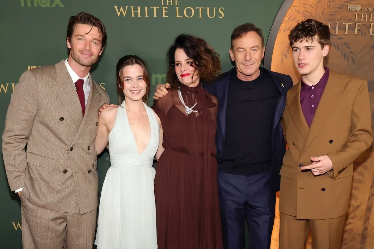 La famille Ratliff, alias Patrick Schwarzenegger, Sarah Catherine Hook, Parker Posey, Jason Isaacs et Sam Nivola, sourient sur le tapis rouge de 