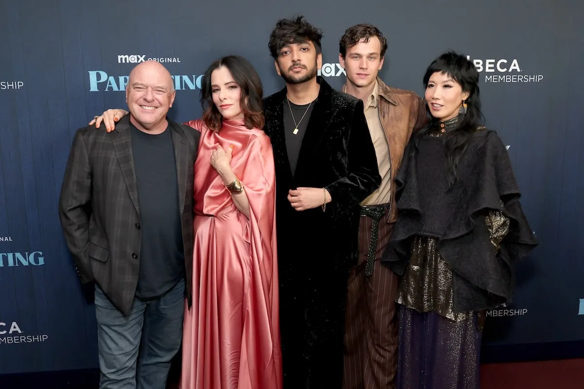 Les stars parentales Dean Norris, Parker Posey, Nik Dodani, Brandon Flynn et Vivian Bang Smilent sur le tapis rouge lors de la première