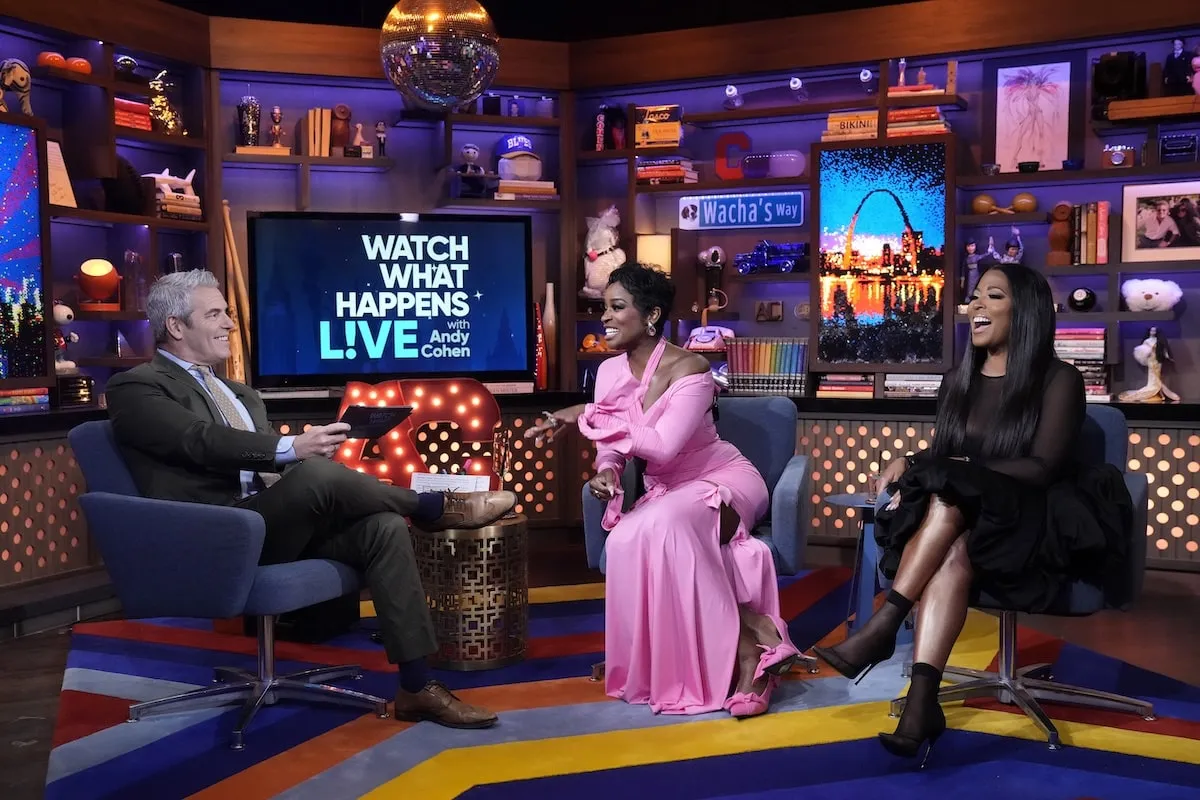 Portant une robe rose, Shamea Morton discute avec Watch What Happens Live Host Andy Cohen et Bravo Star Toya Bush-Harris