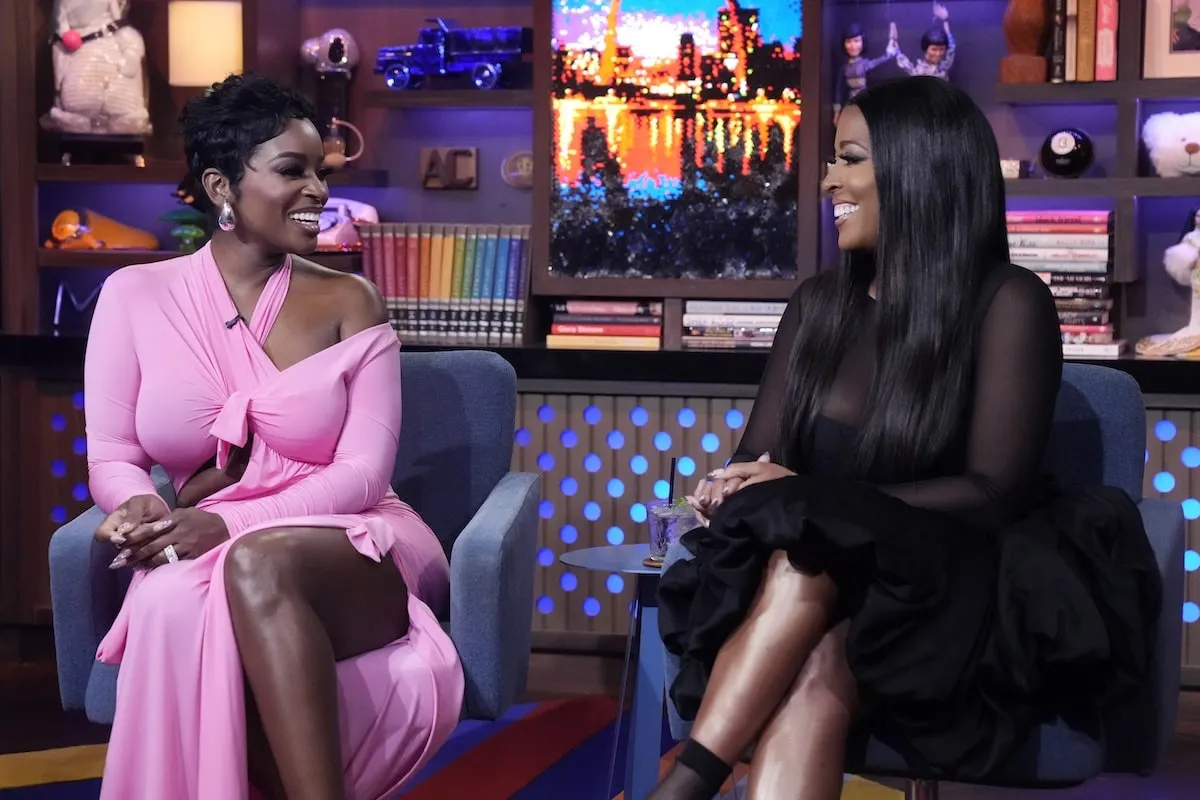 Portant une robe rose, Shamea Morton discute avec la star de Bravo Toya Bush-Harris sur Watch What Huce Live Host Andy Cohen