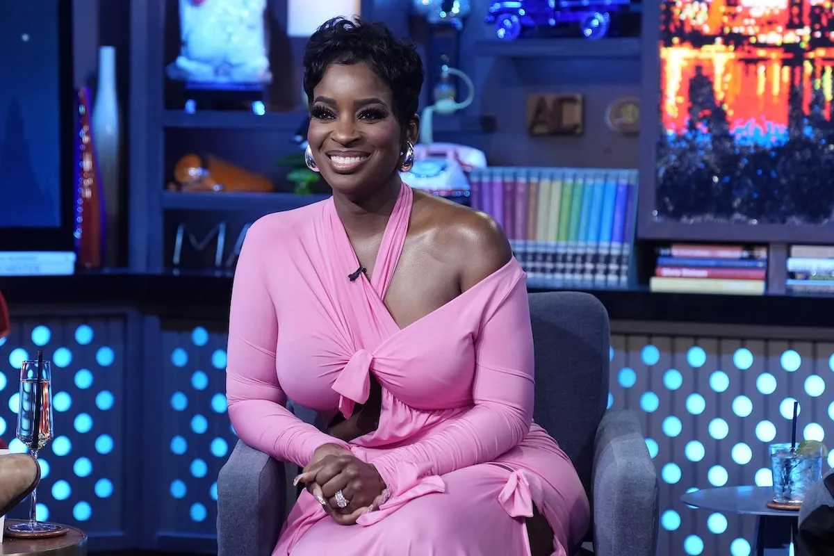 Portant une robe rose, Shamea Morton apparaît sur la montre ce qui se passe en direct