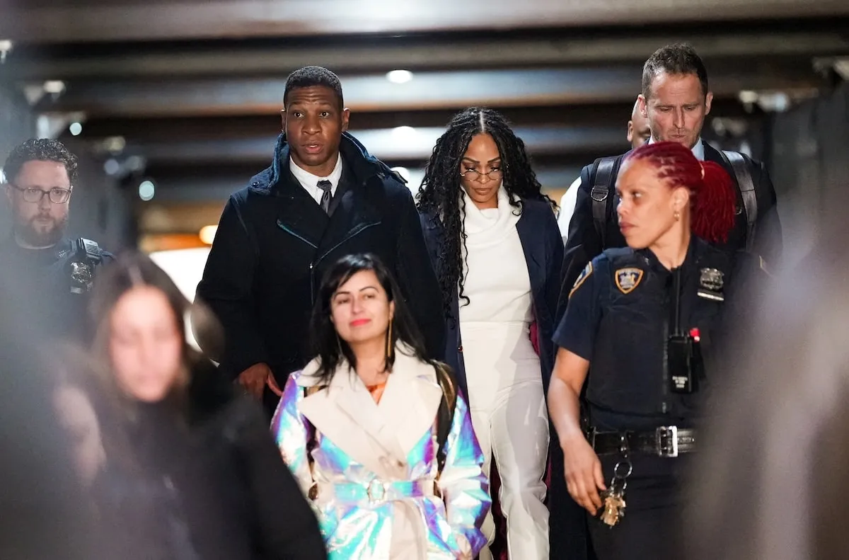 Se tendant la main, Jonathan Majors et Meagan Good quittent le palais de justice à la suite d'arguments de clôture dans le procès pour violence domestique des majors