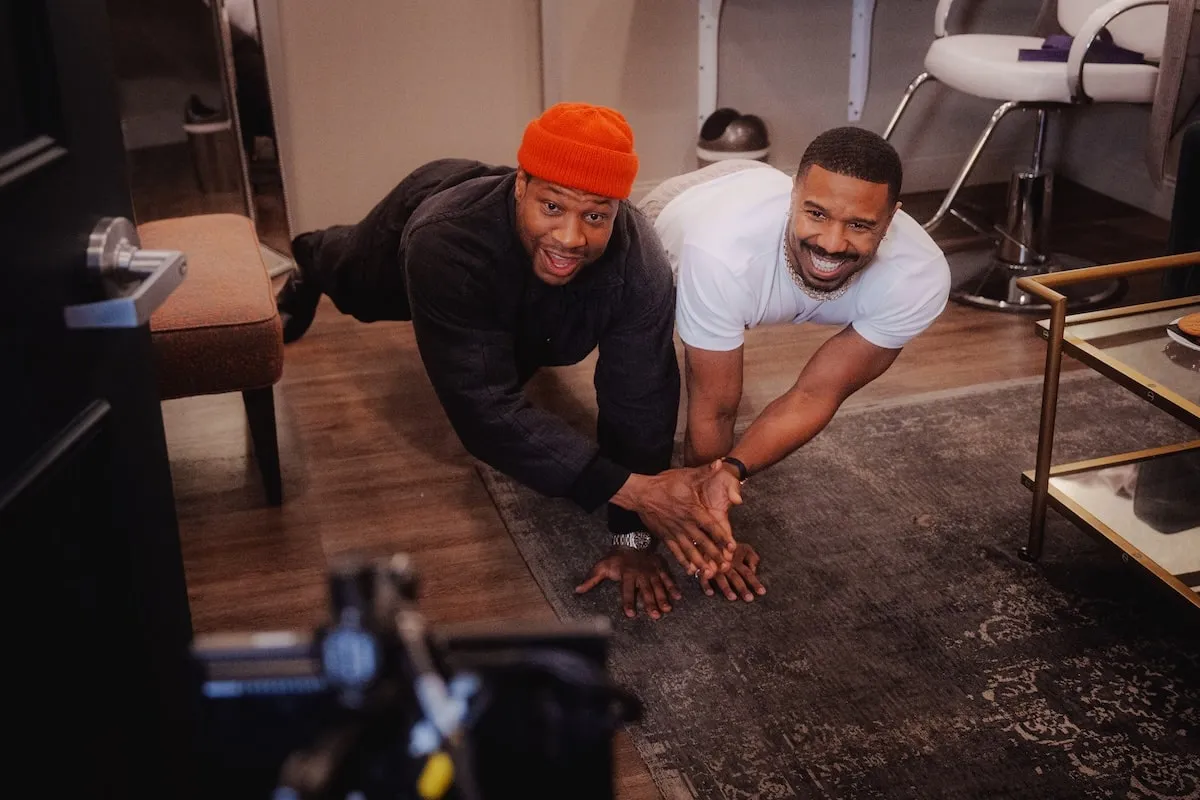 Riant ensemble tout en faisant des pompes, Michael B. Jordan et Jonathan Majors sur «The Late Late Show with James Corden» le 6 mars 2023