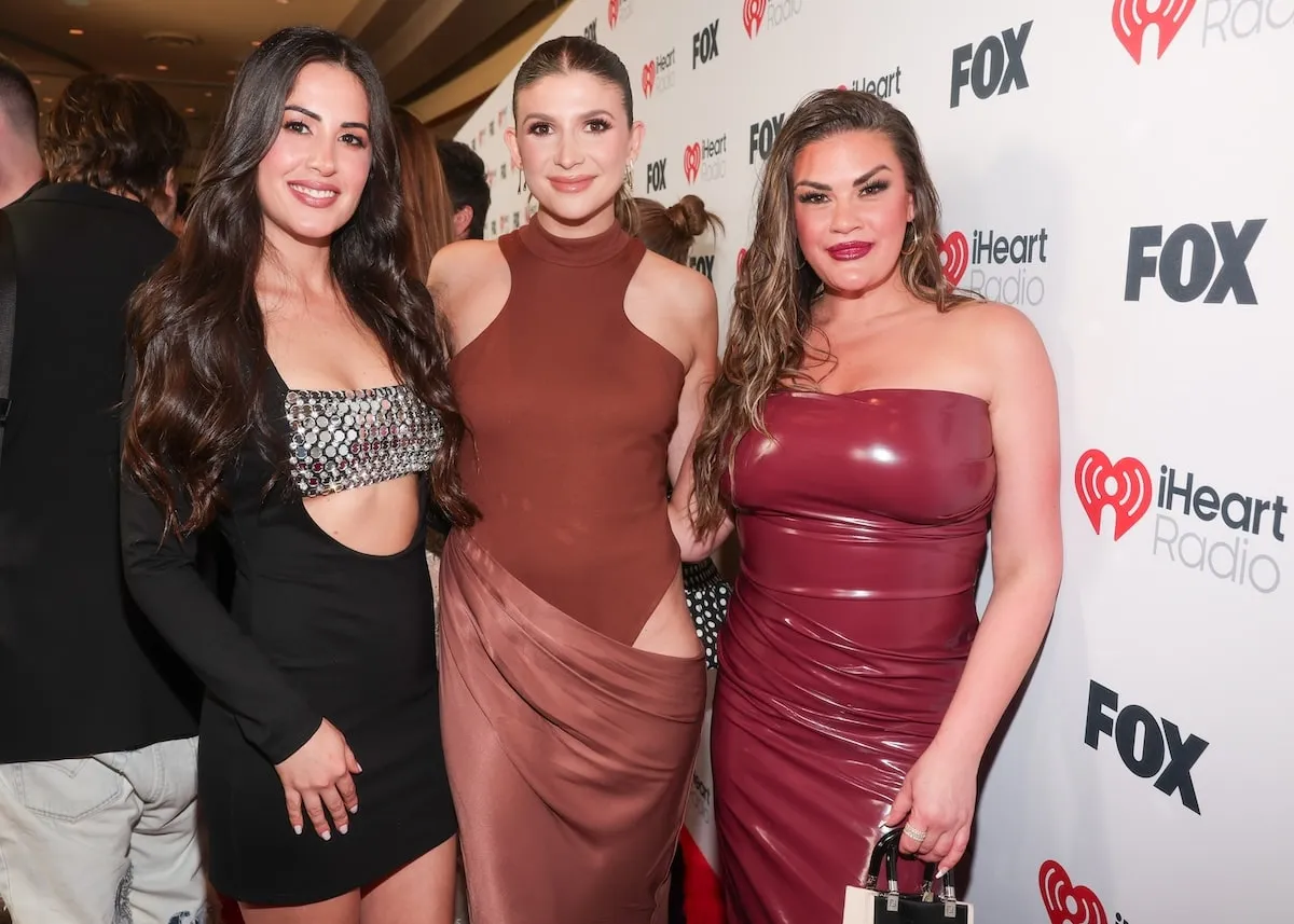 Portant des robes formelles, Michelle Lally, Janet Capherna et Brittany Cartwright Smile à côté du tapis rouge aux 2025 Iheartradio Music Awards