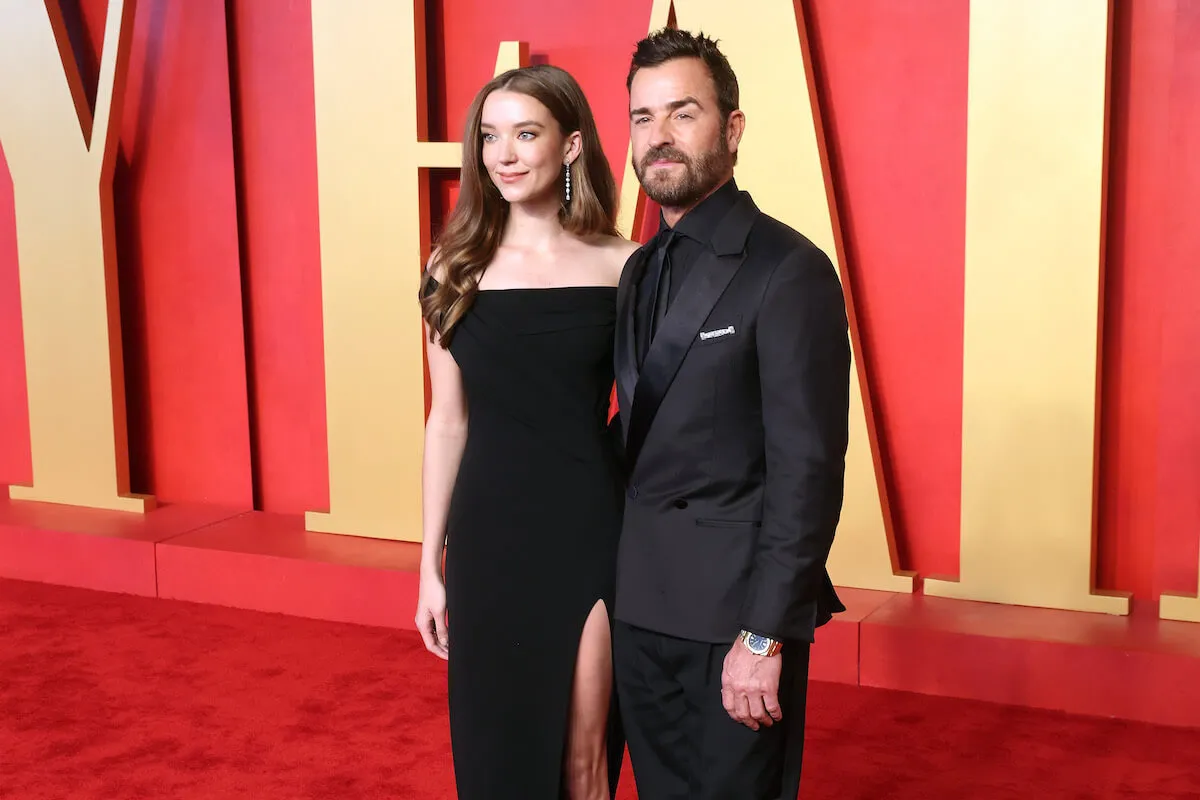 Nicole Brydon Bloom et Justin Theroux se tiennent côte à côte sur le tapis rouge