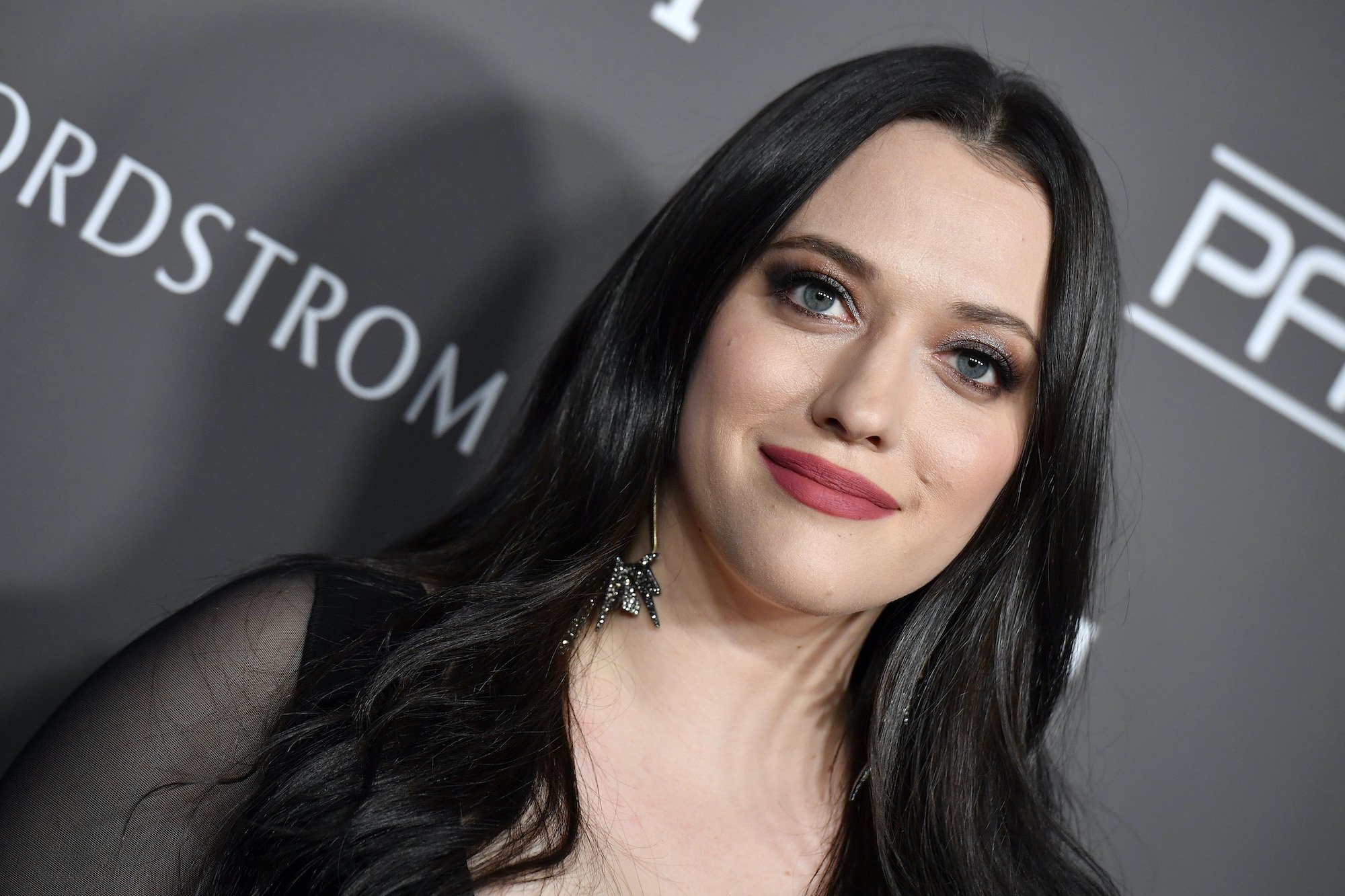 Avant cette scène de «sexe et de la ville», Kat Dennings a posé une question sensible à Kim Cattrall