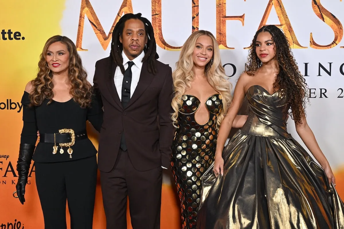 Bras souriant dans le bras, Tina Knowles, Jay-Z, Beyonce et Blue Ivy Carter posent pour des photos lors de la première mondiale de «Mufasa: The Lion King» de Disney »
