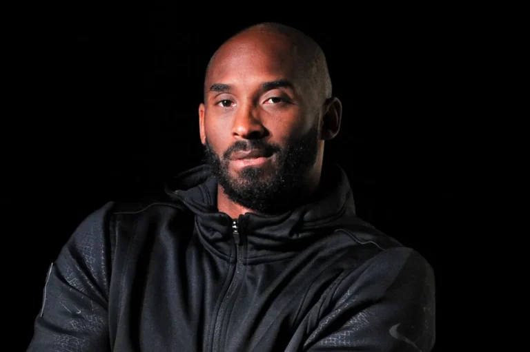 À l'intérieur du manoir de 23,5 millions de dollars que Kobe Bryant a utilisé comme une retraite de basket-ball avec un musée de baskets intégré
