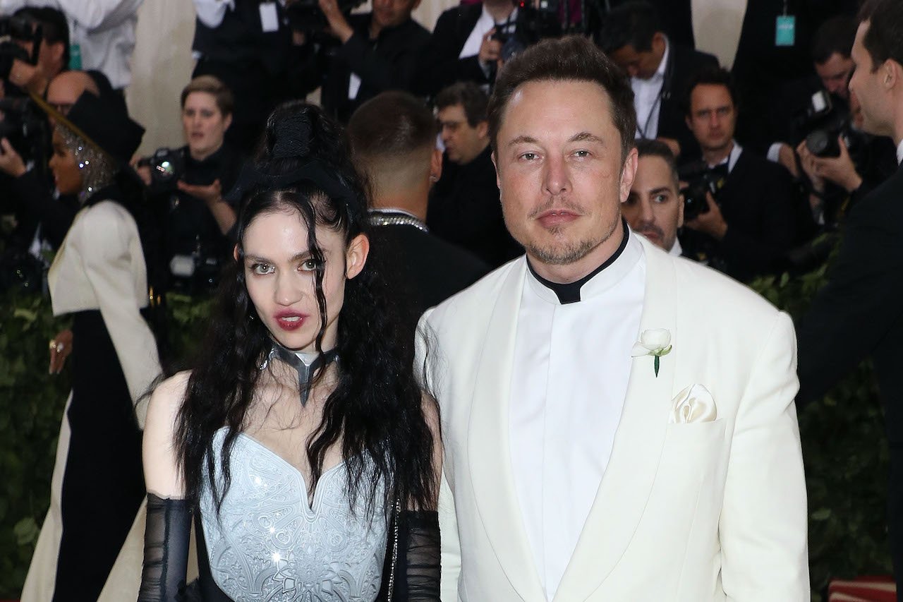 (LR) Grimes et Elon Musk posent ensemble, portant tous les deux en noir et blanc