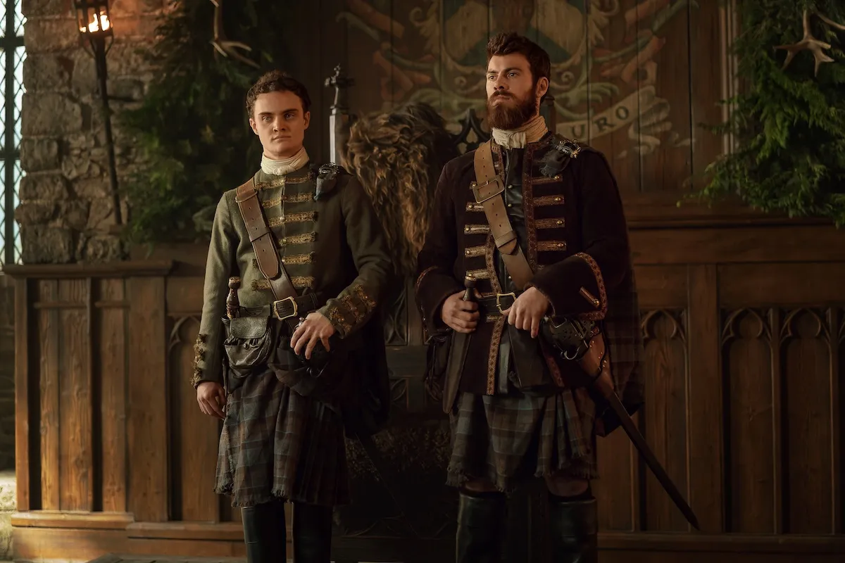 Deux hommes dans les tenues écossaises du XVIIIe siècle dans «Outlander: Blood of My Blood»