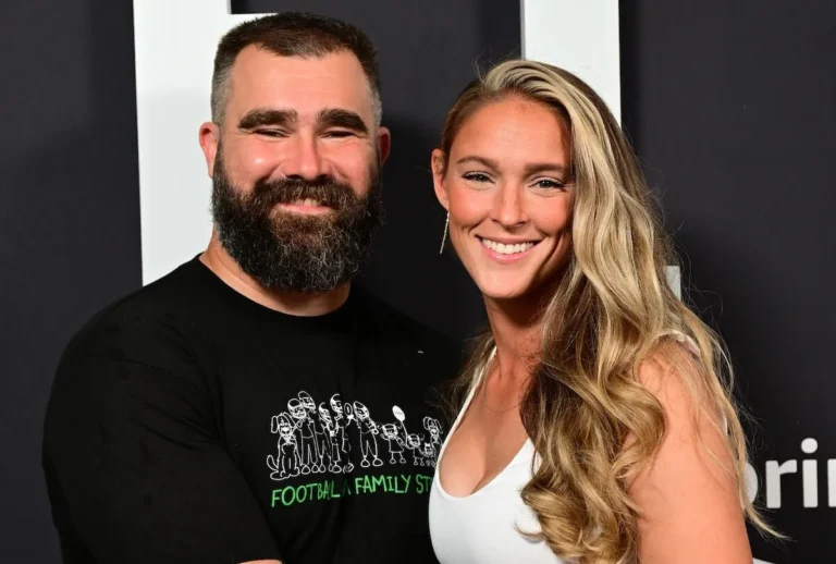 Kylie Kelce a révélé que les «conseils stupides» les gens lui donnent toujours quand elle a un bébé
