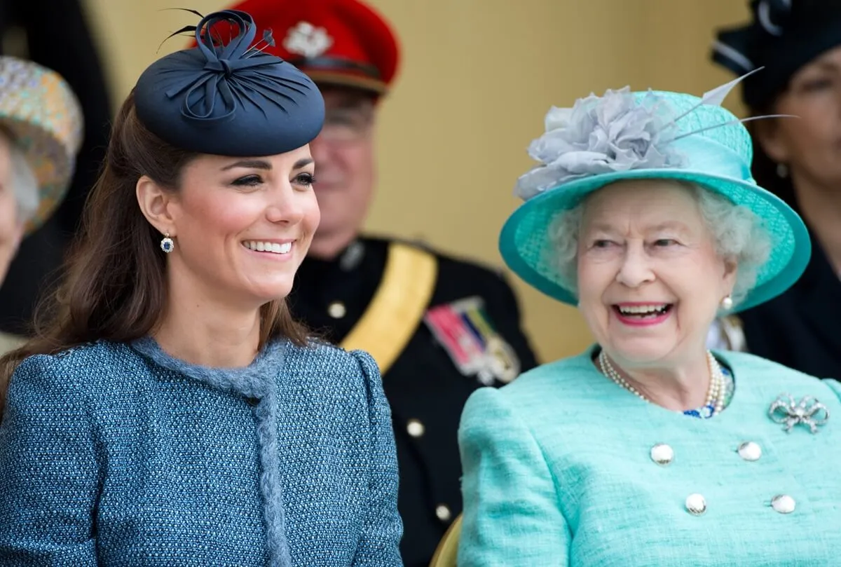La reine Elizabeth LL et Kate Middleton visitent Vernon Park lors d'une visite du jubilé en diamant à Nottingham, Angleterre