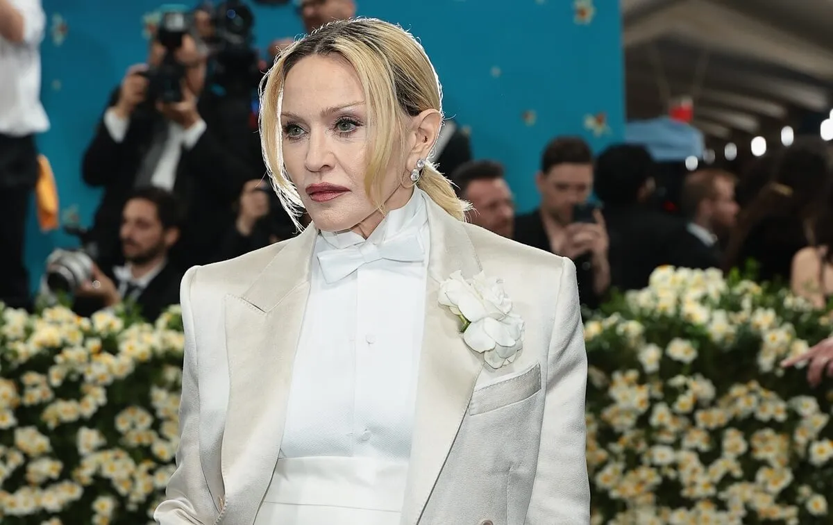 Madonna «ne retenait pas sur le bling» au Met Gala portant des boucles d'oreilles qui coûtent plus cher qu'une maison