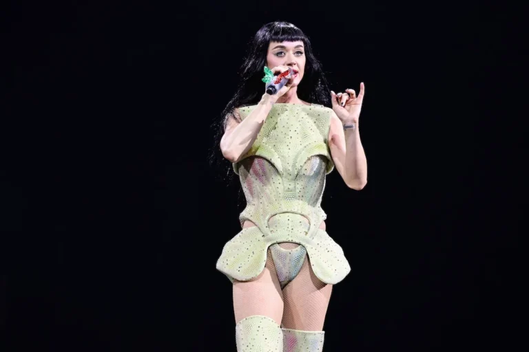 Katy Perry s'adresse à la haine en ligne «déroutée» après un vol d'origine bleue largement moquée