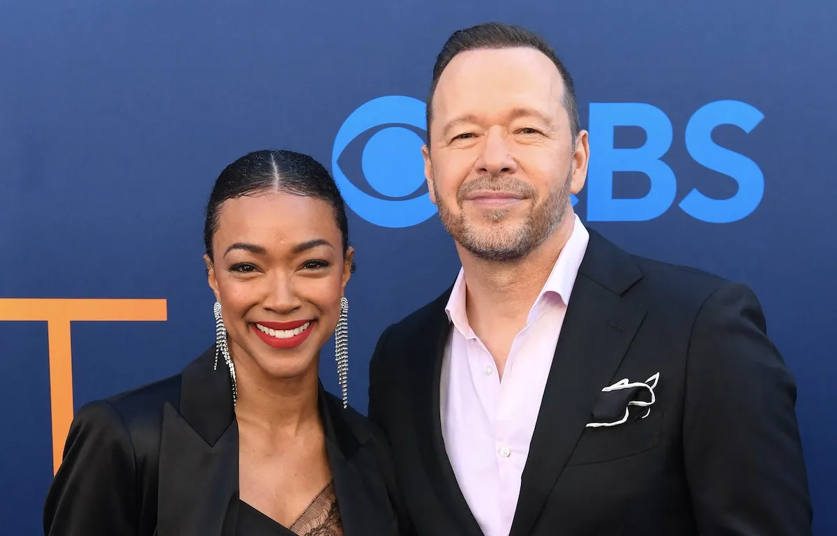 Souriant Sonequa Martin-Green et Donnie Wahlberg lors d'un événement en mai 2025