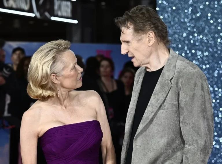 Lip Reader attrape ce que Liam Neeson a dit à Pamela Anderson d'être un `` couple '' lors de leur apparence de tapis rouge