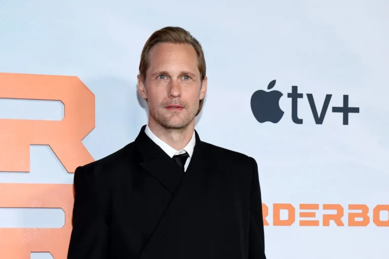 Alexander Skarsgård a finalement commenté les rumeurs selon lesquelles Taylor Swift a écrit des `` rêves les plus fous ''