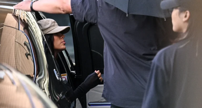 Bianca Censori choquant les fans avec une tenue de jour de voyage totalement moyenne et complètement typique