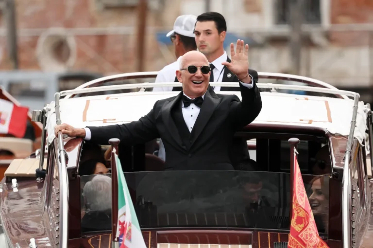 Jeff Bezos portait un «mauvais» gilet à son propre mariage, dit un expert en vêtements pour hommes