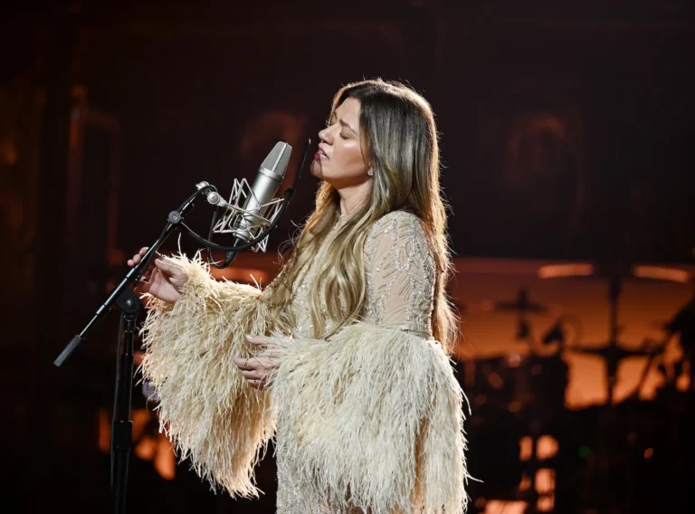 Kelly Clarkson fait ses débuts sur les nouveaux cheveux et la carrière au milieu des rumeurs qu'elle «s'effondre sous pression»