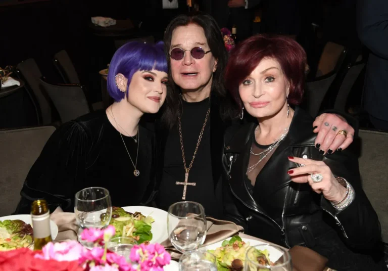Kelly Osbourne a critiqué les spéculations sur le pacte de la mort d'Ozzy et Sharon Osbourne