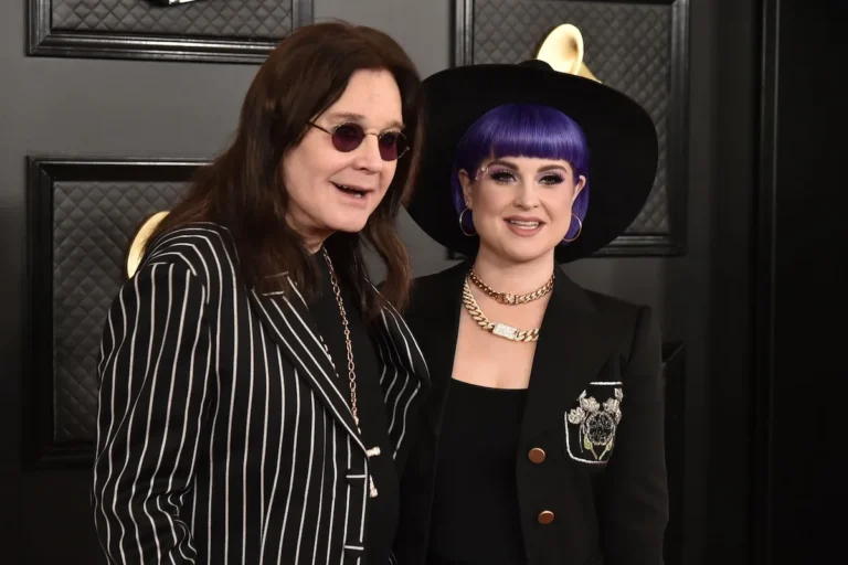 Kelly Osbourne rend hommage à Dad Ozzy Osbourne avec Black Sabbath