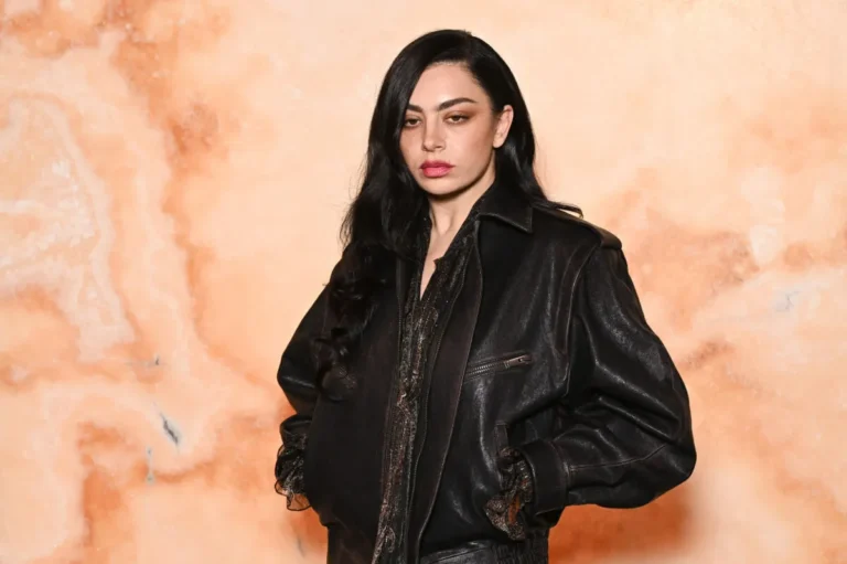La bague de mariage non traditionnelle «gras» de Charli XCX fait une «déclaration rafraîchissante», a déclaré l'expert