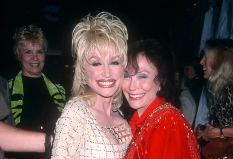 La direction de Dolly Parton ne voulait pas que son image soit liée à des chanteurs comme Loretta Lynn