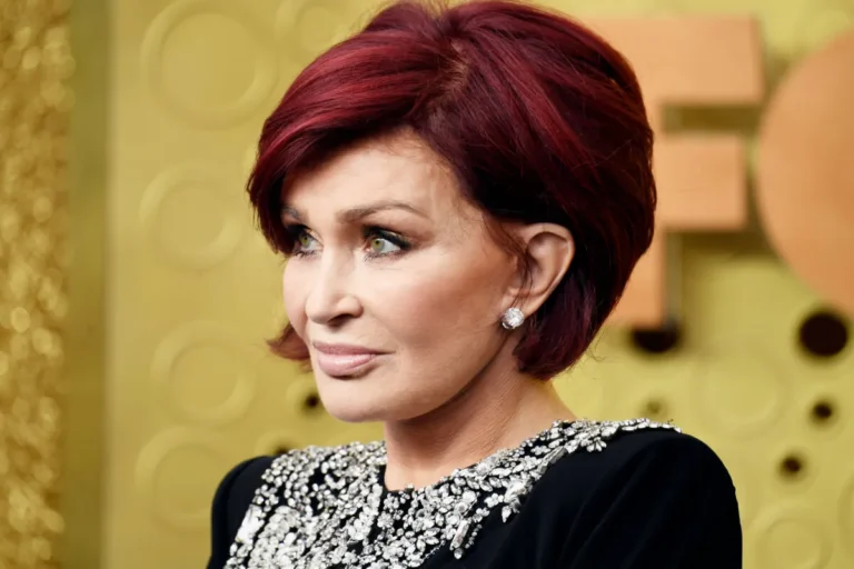 La `` douleur privée '' intense de Sharon Osbourne était claire dans sa première apparition publique depuis la mort d'Ozzy Osbourne, a déclaré l'expert en langage corporel