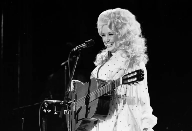 La maison de disques de Dolly Parton a paniqué à propos de ses perruques «Hooker»