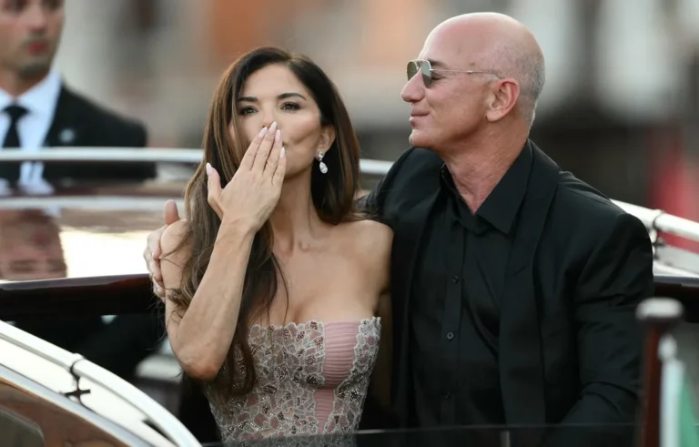 Le lecteur de lèvres attrape Jeff Bezos irrité en disant à quel point il est "consterné" en adorant les fans alors que Lauren Sánchez les souffle des bisous
