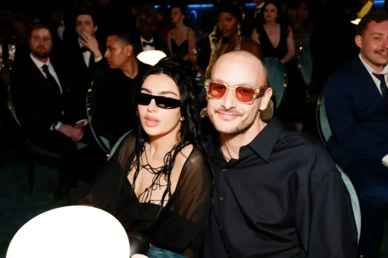Le «mariage calme» de Charli XCX fait partie d'une tendance croissante pour les mariées de Gen-Z