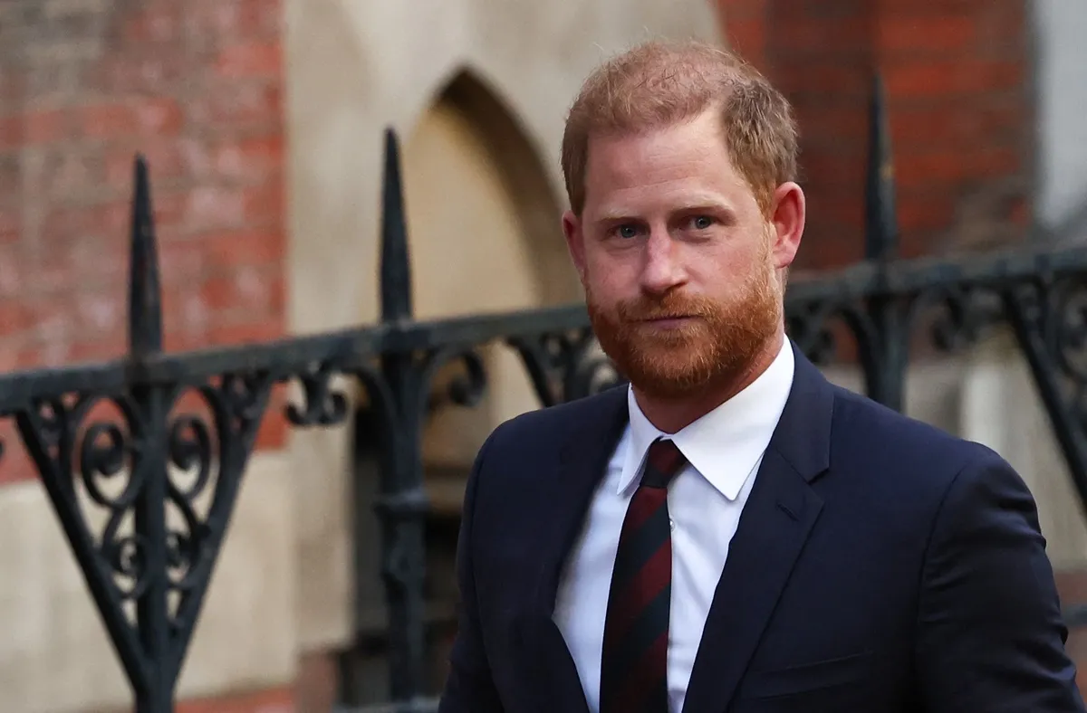 Le prince Harry se plaint de perdre sa sécurité, mais le prince William et Kate étaient `` heureux '' lors de la visite à l'étranger sans aucune protection