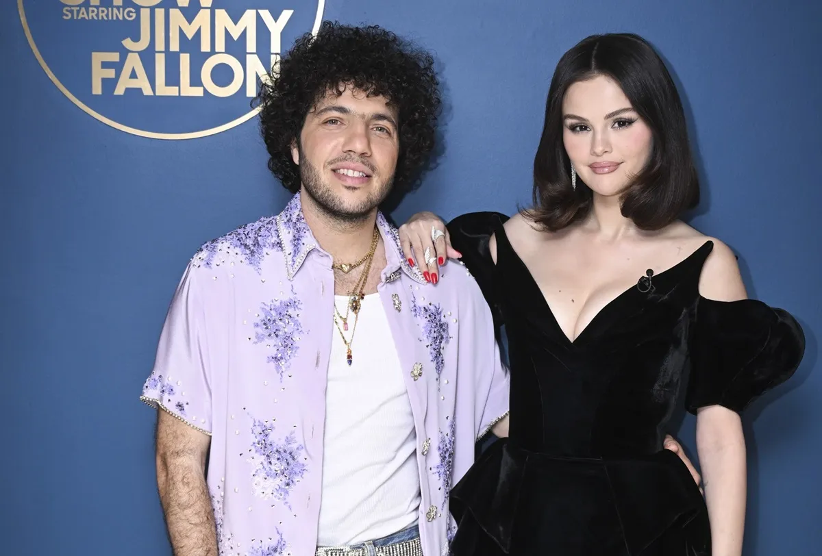 Selena Gomez se retourne après les rumeurs de Benny Blanco qui trichent