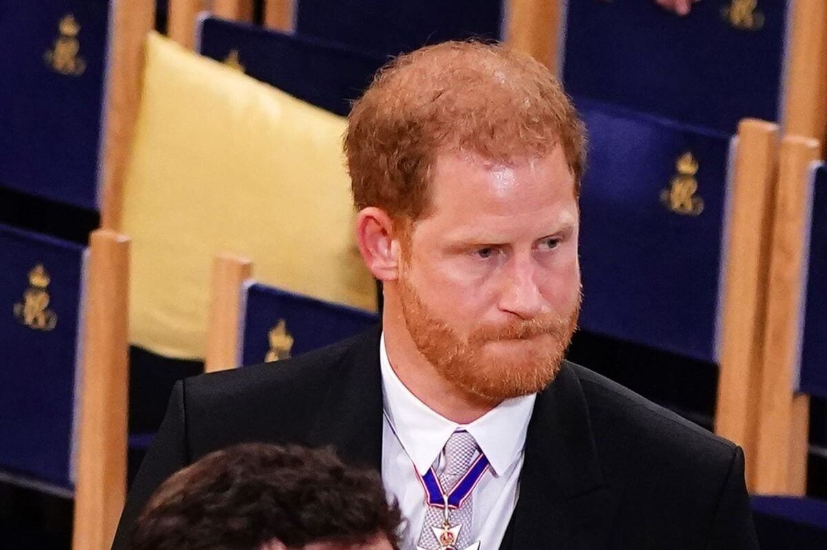 La vidéo du prince Harry a l'air de pleurer au milieu du couronnement du roi Charles devient viral