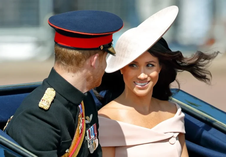 Lecteur de lèvres découvre ce que le prince Harry `` mangeait '' à Meghan sur des photos célèbres
