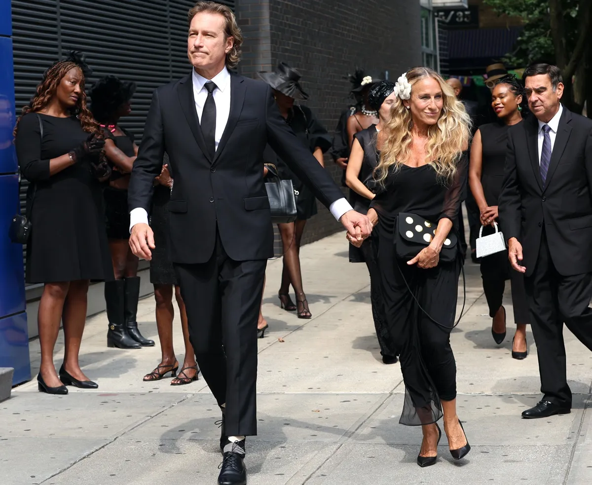 John Corbett et Sarah Jessica Parker sont vus sur le tournage de la série télévisée 'et comme cette' série télévisée le 22 juillet 2024 à New York