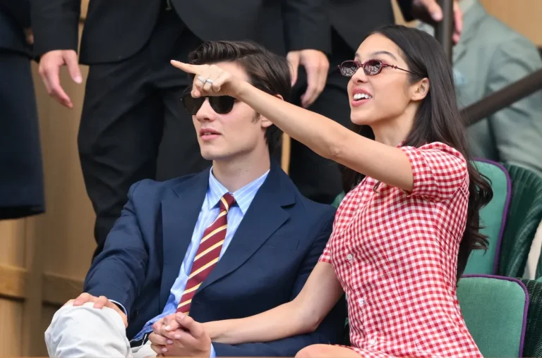 Olivia Rodrigo est magnifique en vichy à Wimbledon avec son petit ami Louis Partridge