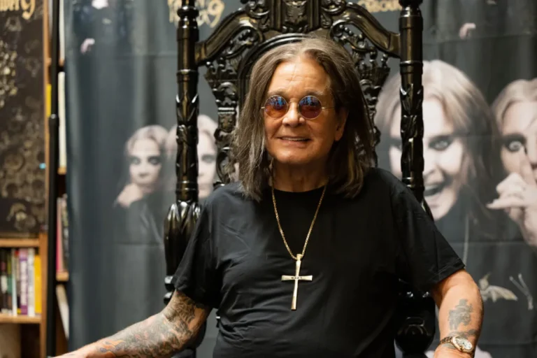 Ozzy Osbourne a expliqué pourquoi tout le monde l'évitait dans un dîner des correspondants de la Maison Blanche: «Sharon allait faire des noix sur moi»