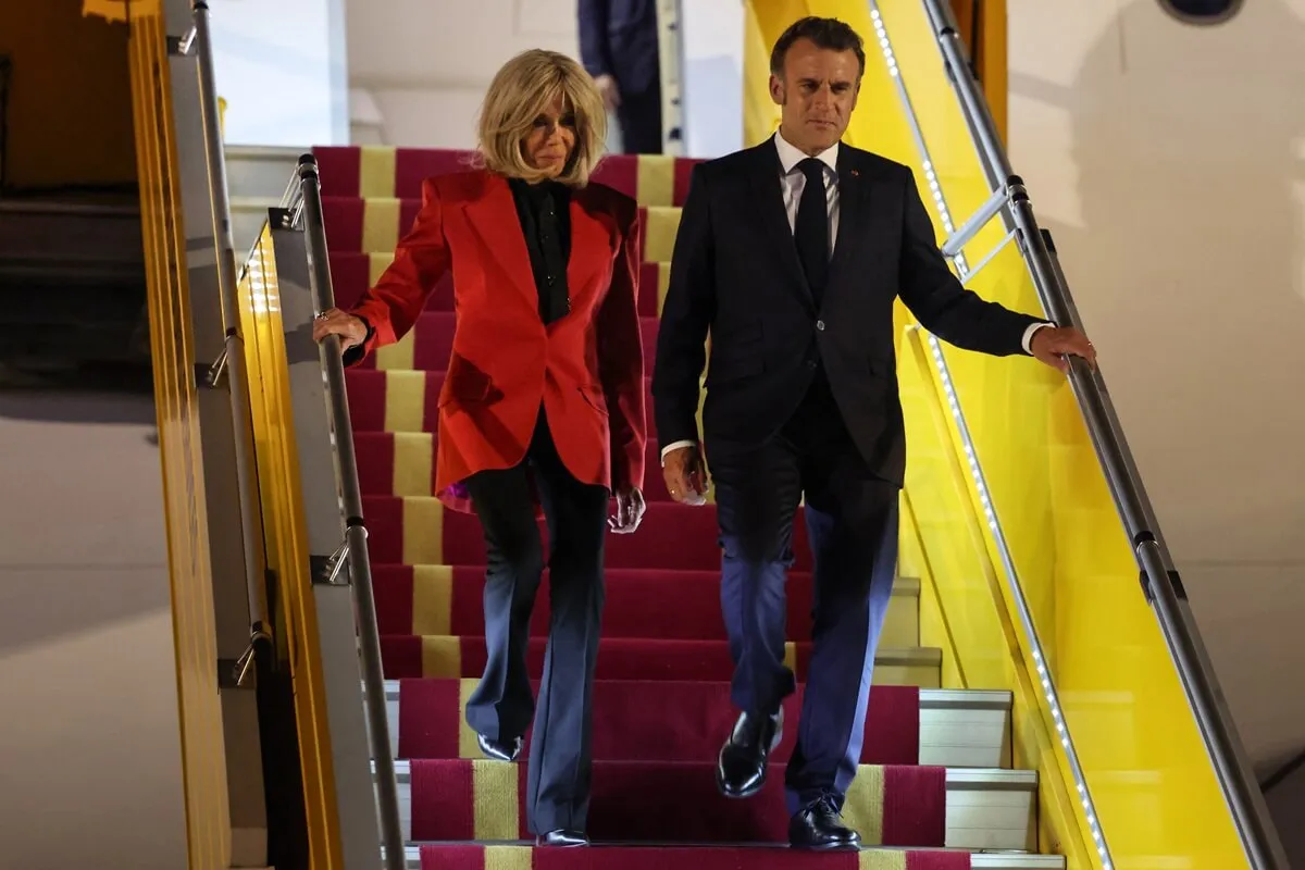 Le lecteur de lèvres français traduit ce que la femme d'Emmanuel Macron, Brigitte, a déclaré lors de la vidéo Viral Face Shove; 'Ne pas faire de randonnée'